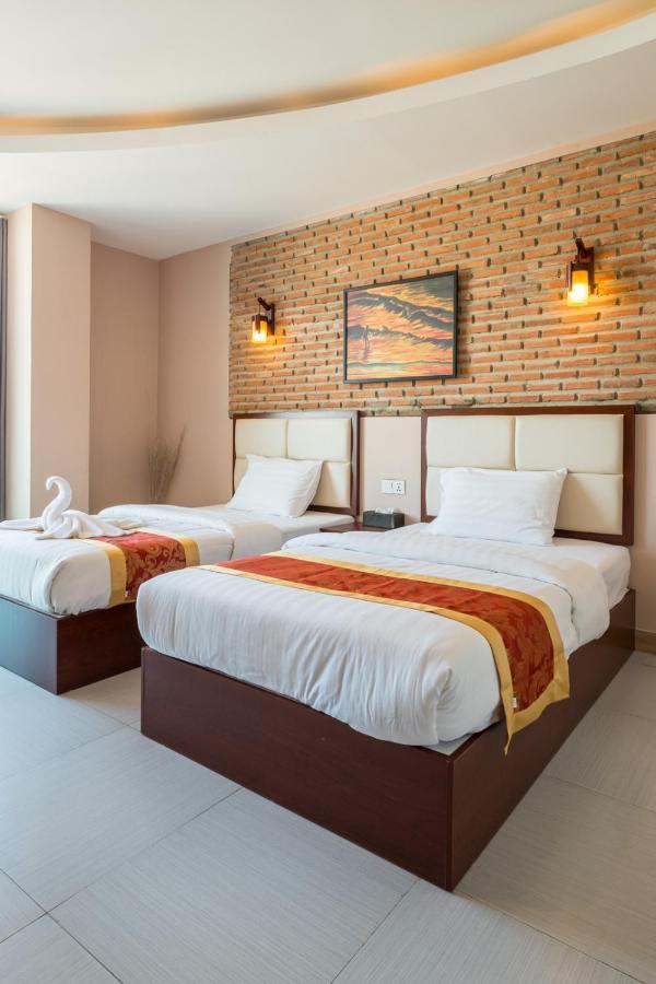 Colina Sky Hotel Phnom Penh Exterior foto